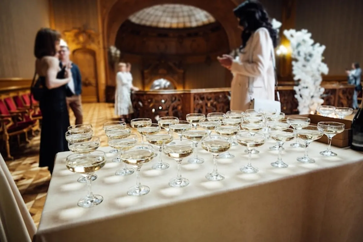 Champagnergläser auf einer eleganten Marmortheke bei Nacht